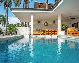 Casa Natalia: Luxurious Oceanfront Villa with Housekeeping and Concierge - Puerto Viejo - Piscina