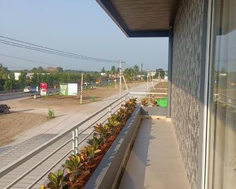 Hotel Surya Grand - Chīrāla - Balcón