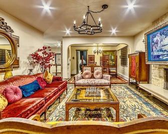 Neocolonial Nouveau Kensington Vacation Home - ונקובר - סלון