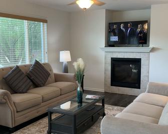 Beautiful home with 4 bedrooms - Urbandale - Living room