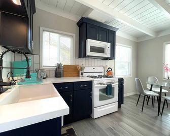 Admirable 1b1b Revamped Home In Long Beach - Long Beach - Kitchen