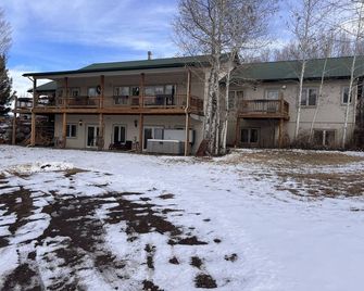 Unique private in town retreat. Hot tub, game room. Vail, Glenwood Springs - Gypsum - Edificio