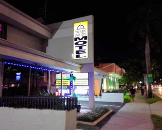 Tradewinds Motel - Гомстед - Будівля