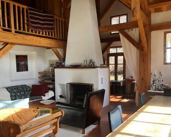 Argentina Patagonia Lake District Fly Fishing Ranch Home on 880 acres - La Bolsa - Sala de estar