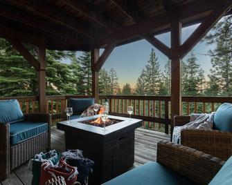 Wildwood by Avantstay Seclusion In The Woods w/ 3 Decks! 15mins From Nrthstar! - Tahoe Vista - Balkon