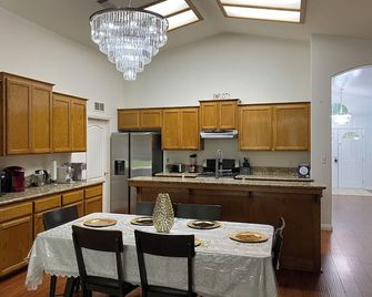Charming Home. 5 bedrooms .2 restrooms .2 Living rooms with 10 beds for 16 guest - Bakersfield - Cuisine