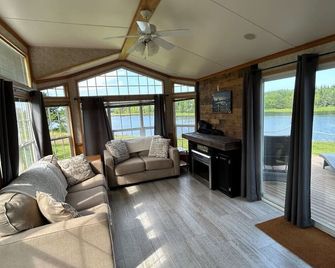 2 Bedroom Private Waterfront Getaway - Richibucto - Living room