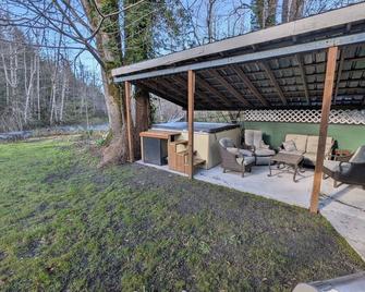 Waterfront guest house with WiFi, AC, Hot tub, Sauna. Pet friendly. - Gold Bar