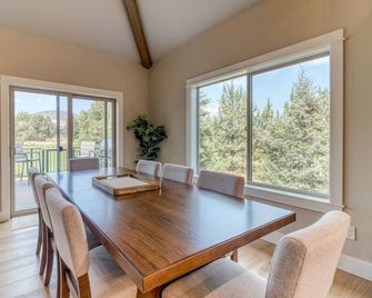 Golf-Front Luxury | 3 King Suites | Private Hot Tub | Eagle Crest Resort - Redmond - Comedor