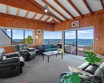 Mayor Magic - Onemana Holiday Home - Whangamata - Вітальня