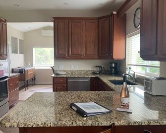 Cherry View Cottage (Approved for Short-term Rentals 2024) - Naramata - Kitchen
