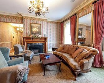 Concord Coach - Big Tree Inn - Geneseo - Wohnzimmer