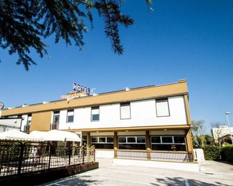 Hotel Santa Lucia - Bastia umbra - Gebouw