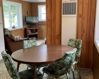 Peaceful Cabin with Boat Dock along the Black River - Cheboygan - Dining room