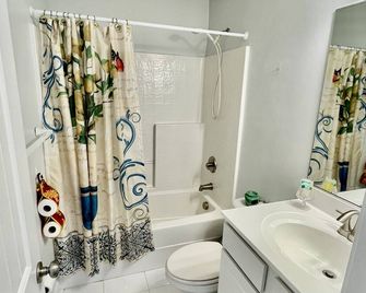 Big Waterfront House with Amazing View and Swim Deck home - Norfolk - Bathroom