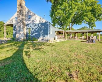 Hot Tub & Creek Views: Secluded Perryville Cabin - Perryville - Building