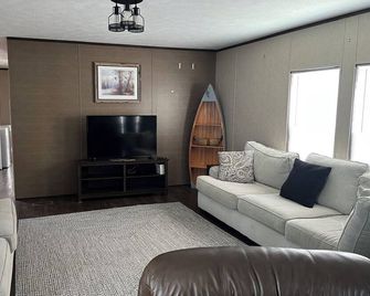 Fishing camp with boat stall cleaning table three bedroom two bath - Hackberry - Living room
