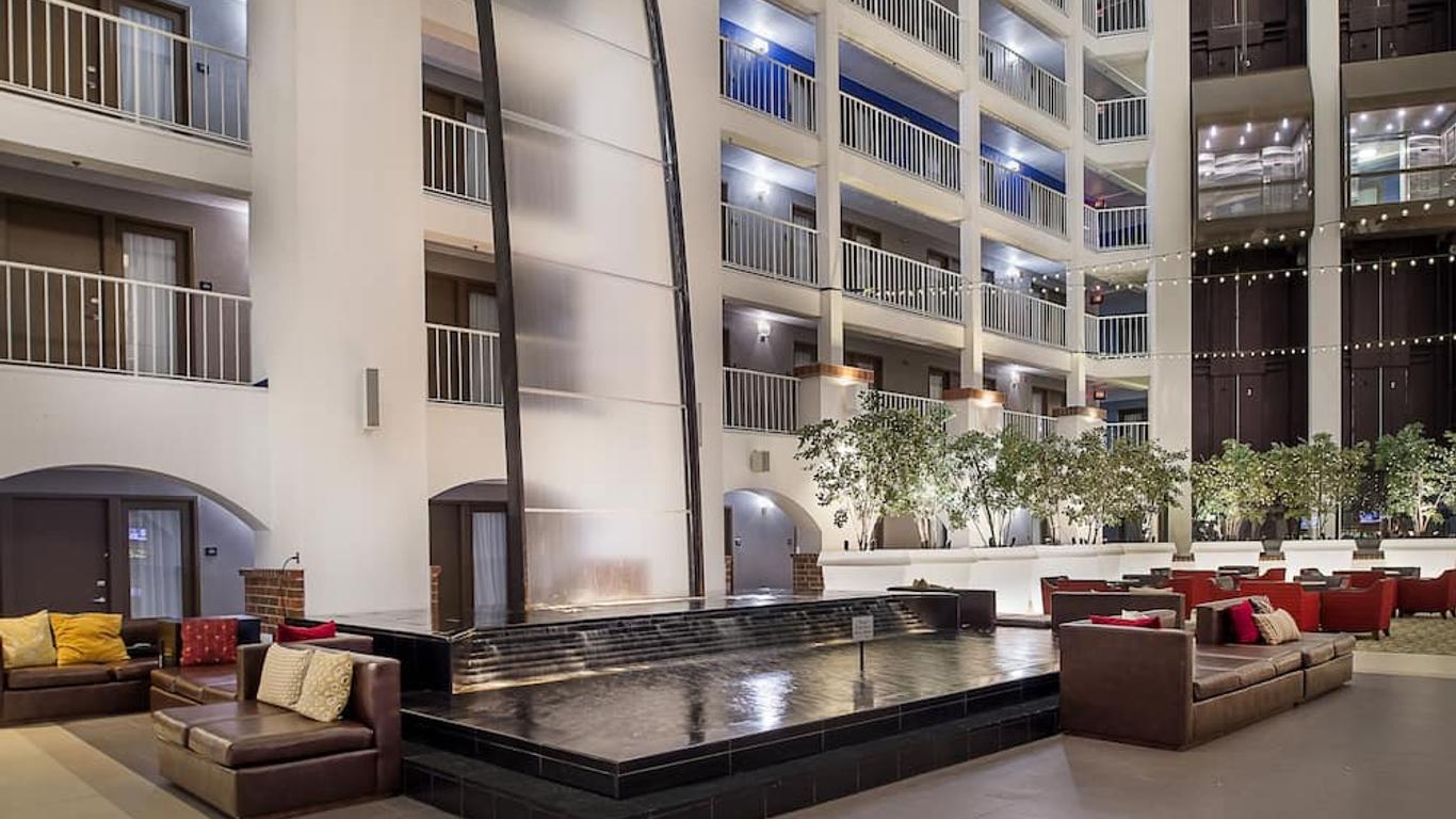 HoteLumiere at the Arch