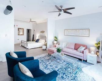 Dreamy Loft Downtown Hosted by The Sanctuary Co. - Johnson City - Living room