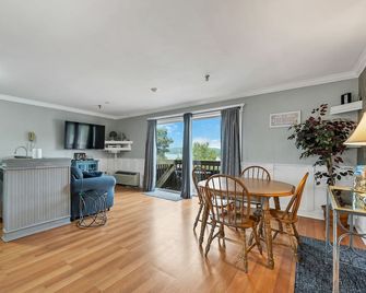 Lakeview Escape, Pool, Fast Wi-Fi & Free Parking - Laconia
