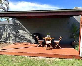 Yamba Fishing Cottage! 3 bed, A/C, Ideal location, WiFi +++ - Yamba - Restaurant