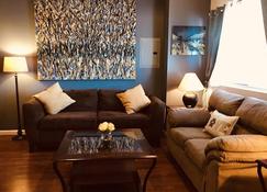 Perfect Penthouse Sleeps 14! - Union City - Ruang tamu