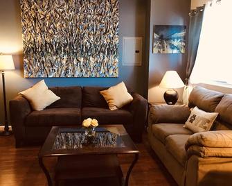 Perfect Penthouse Sleeps 12 ! - Union City - Living room
