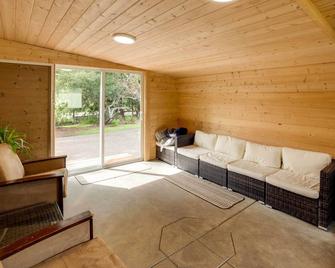 Brookings Home with Deck, half Mi to Harris Beach! - Brookings - Living room