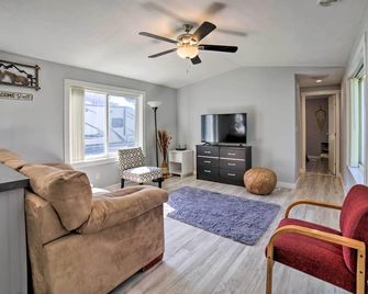 Cozy Ashton Abode w/ Yard - Near Park & Pool! - Ashton - Living room