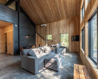 North of North Resort - Ely - Living room