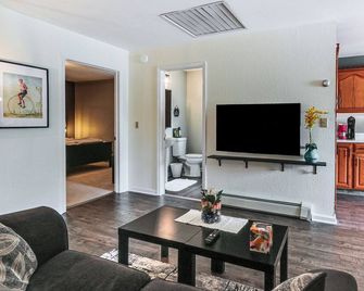 Walk to Town Charming Unit with Balcony in Bedford! - Bedford - Obývací pokoj