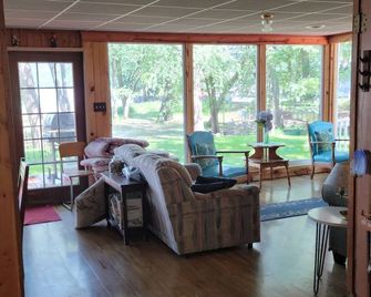 Vintage Lake Cottage On The Shores Of Lake Pepin - Frontenac - Living room
