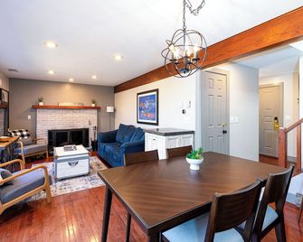Charming & Cozy 2br Cottage | Fireplace | Dog-Friendly | Amenity Access - Galena - Dining room