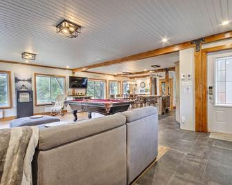 Le Chalet Jaune - A thousand and one activities - Saint-Jean-de-Matha - Living room