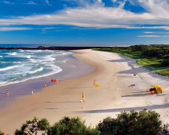 Slipway Hotel Motel - Ballina - Beach
