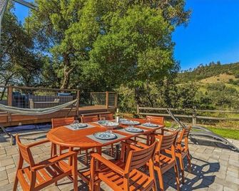 Riverfront Escape in North Alexander Vly, 3BR/2BA, hot tub, bbq, bocce ball - Cloverdale - Patio