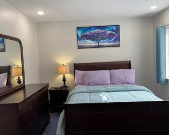 Townhouse, 2 bdrm, 2.5 bthrm, 2 qn bds/2 levls - Greenbelt - Bedroom