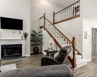 Spacious 2 Bedroom Pet Friendly Condo in Pinehurst - Pinehurst - Living room