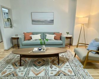 2 King Beds + quiet + ground floor A - Norfolk - Sala de estar