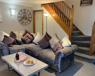 Two Bedroom Property with parking a short walk fro the lake and Bowness Centre - Windermere - Living room