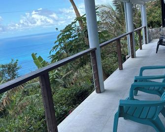 Family Friendly, centrally located - modern & spacious 2 bed 2 bath retreat. - Road Town - Balcón