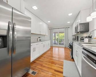 Picturesque Lakeside Luxury: Perfect Lush Getaway - Hampton - Cocina