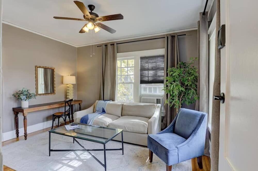 Midtown Classic Apartment with Modern Touches! - ממפיס - סלון