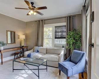 Midtown Classic Apartment with Modern Touches! - Memphis - Living room