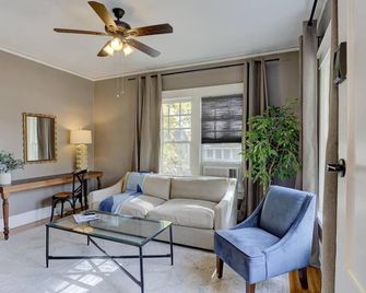 Midtown Classic Apartment with Modern Touches! - ממפיס - סלון