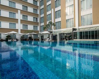 โรงแรมดิอาริสตา - ปาเล็มบัง - สระว่ายน้ำ