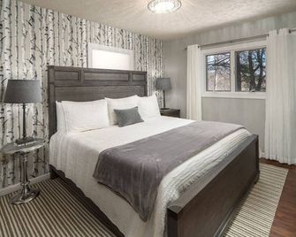 Sleep6,Hottub,Firepit & Wood,Private, Views, 30mins from App Ski Reduced Rates! - Fleetwood - Bedroom