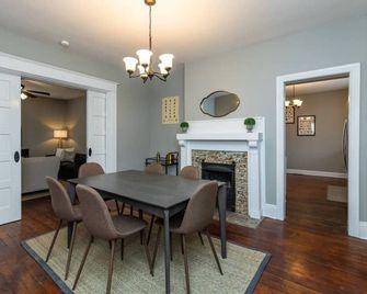 The Colonels Apartment is a freshly renovated 3bedroom 1bath downtown Richmond apartment - Richmond - Dining room