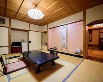 Yufuin Onsen Wafu Ryokan Tsuenosho - Yufu - Dining room