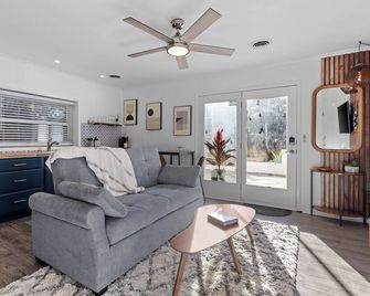 Private Garden Retreat | King Bed | Tmh + Downtown - Tallahassee - Living room